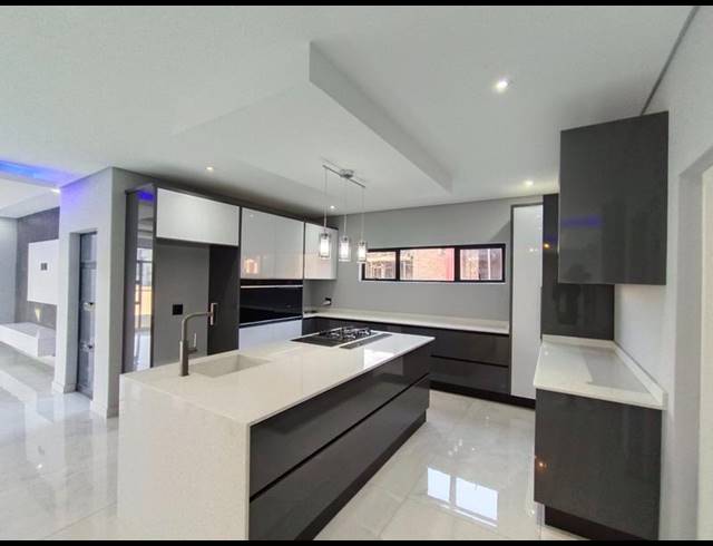 5 BEDROOM HOUSE FOR SALE IN SIX FOUNTAINS RESIDENTIAL ESTATE